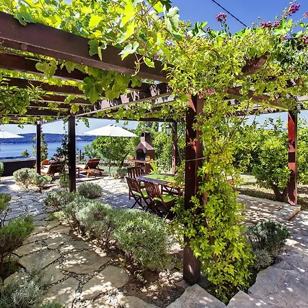 Vakantiehuis House With A Parking Space - 22315 Split